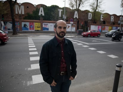 Carlos Bernardo junto al paso de cebra que consiguió que se instalase en el Paseo de la Chopera de Madrid.