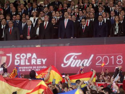 Momento del himno en el Wanda. (FOTO: SUSANA VERA / REUTERS).