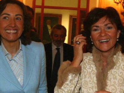 Rosa Aguilar y Carmen Calvo, en 2004, cuando la primera era alcaldesa de Córdoba por IU y la segunda, ministra de Cultura.