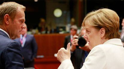 La canciller alemana, Angela Merkel (d), conversa con el presidente del Consejo Europeo, Donald Tusk (i), en la cumbre europea de la semana pasada en Bruselas. EFE/ Olivier Hoslet / Pool