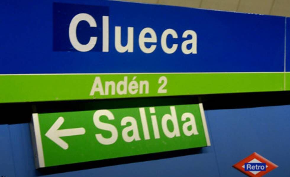 La estación de Chueca, convertida en Clueca por Redretro.