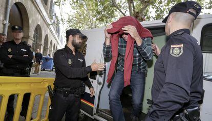 Policías locales detenidos en la operación contra una trama de extorsión a empresarios de Palma, en abril de 2015