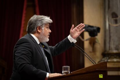 El presidente de Junts en el Parlament, Albert Batet, interviene en el hemiciclo, el martes.