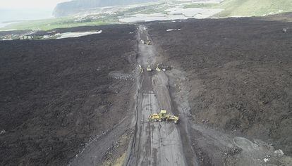 Trabajos de la nueva carretera de la costa, en la Palma, sobre una de las coladas del volcán de La Palma.