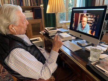 Un momento de la entrevista con Mario Vargas Llosa a través de Zoom