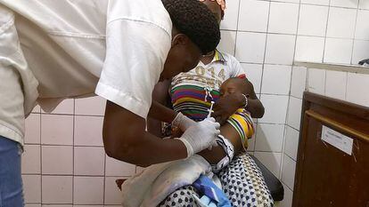 Un niño es vacunado con la vacuna contra la malaria R21 en Nanoro, Burkina Faso.