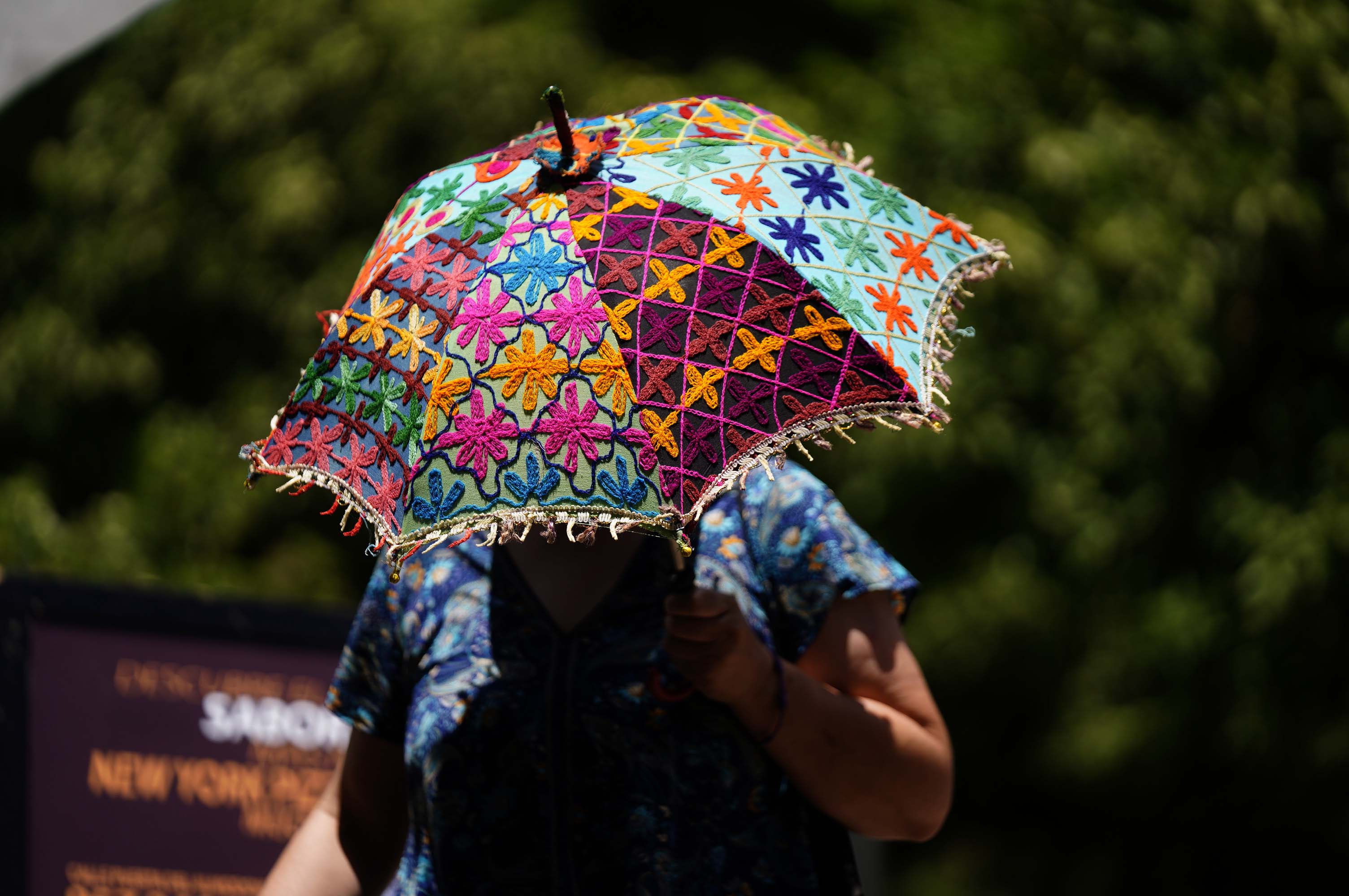 Una mujer se protegía el sábado de las altas temperaturas en Córdoba.