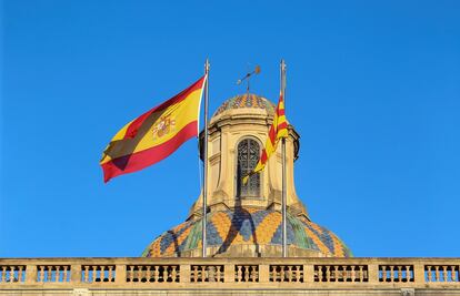 La bandera española y la senyera ondean en el Palau de la Generalitat al día siguiente de la declaración de independencia y la aplicación del artículo 155.
