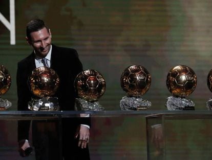 Messi, en la gala de París, junto a sus seis Balones de Oro. En vídeo, sus declaraciones tras su sexto galardón.