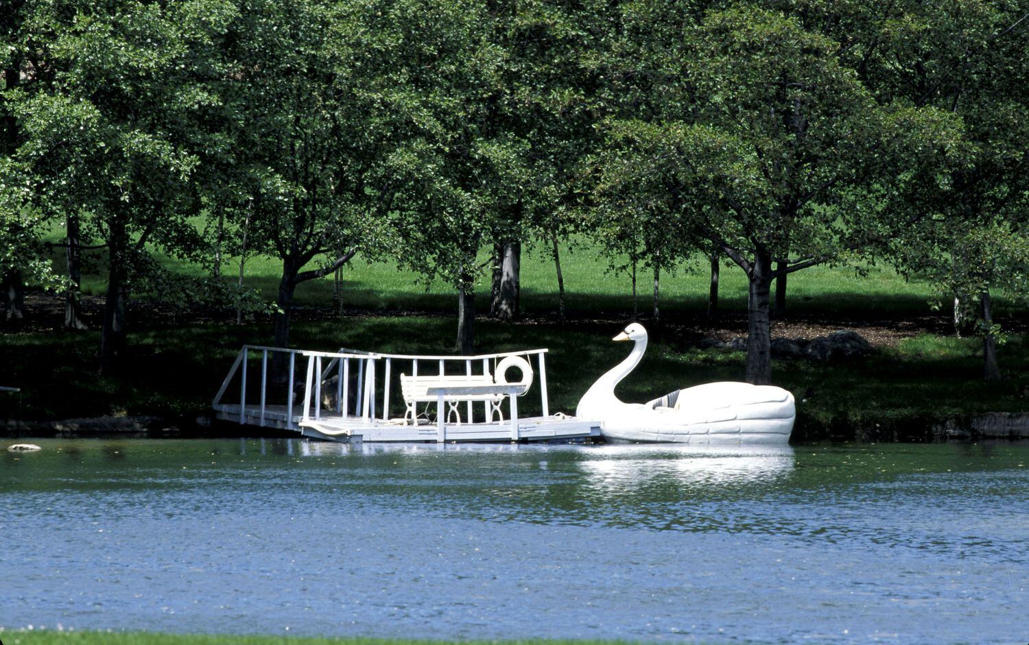 Embarcadero que Michael Jackson mandó construir para su bote en forma de cisne. 