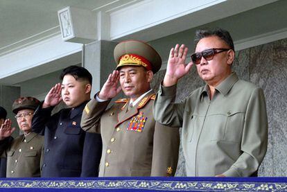 Kim Jong-il (derecha), y su hijo, Kim Jong-un (segundo por la izquierda), durante un festejo militar en septiembre de este año.