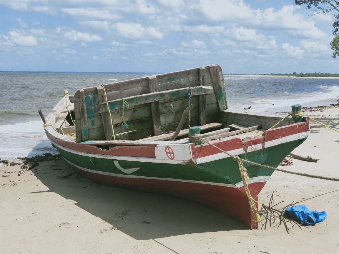 El cayuco que zozobró y en el que murieron 100 personas este 7 de abril en Lunga, Mozambique.