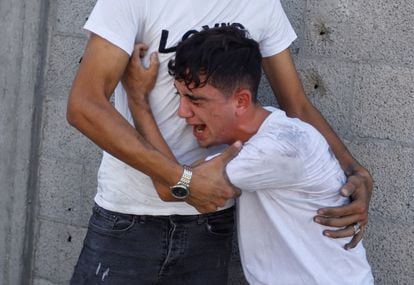 Un palestino llora junto a los escombros de una casa destruida tras un ataque israelí sobre Jan Yunis, este miércoles. 