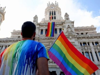 Despliegue de la bandera gay en el Palacio de Cibeles el pasado junio.