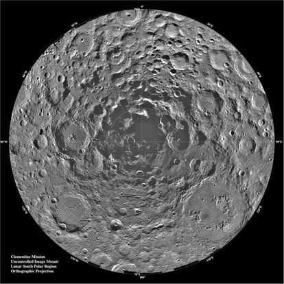 Región del polo sur de la Luna vista por la nave espacial 'Clementine' de la NASA.