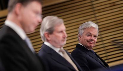 Desde la izquierda, el vicepresidente de la Comisión Europea, Valdis Dombrovskis, el comisario de Presupuestos, Johannes Hahn, y el responsable de Justicia, Didier Reynders.