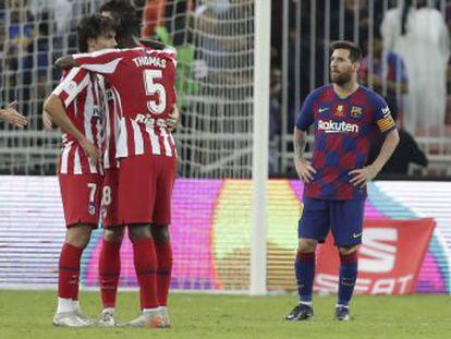 El capitán del Barcelona y Luis Suárez defienden al entrenador, que habla de  jugadas aisladas  para explicar la derrota