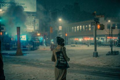 Grove Street, 2020.<p><i>Imágenes brumosas donde no aparecen las habituales multitudes neoyorquinas, si acaso se puede encontrar alguna persona o divisar apenas una silueta, de modo que el protagonismo es para ese fenómeno tan atractivo de la frenética metrópolis en silencio y sepultada bajo un manto de nieve.</p></i>