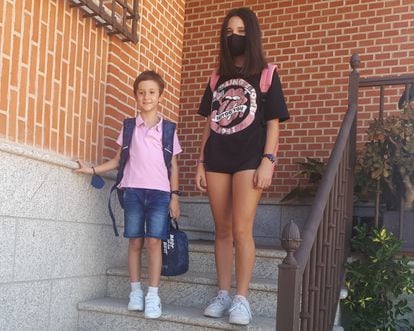 Los hermanos David y Rosalía Pinel, preparados para la vuelta al colegio en La Puebla de Montalbán (Toledo).