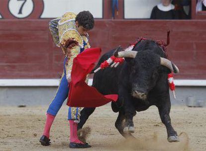 José Tomás, durante el festejo del pasado día 5 en Las Ventas. El torero cortó cuatro orejas y salió a hombros.