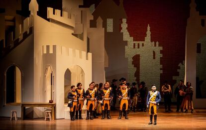 Alejandro Sánchez, en primer plano, durante una interpretación de la ópera Carmen en el Gran Teatro Nacional, en Perú.