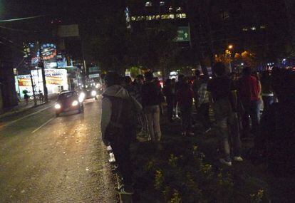 Un grupo de personas salen a la calle tras el terremoto registrado en la capital mexicana.