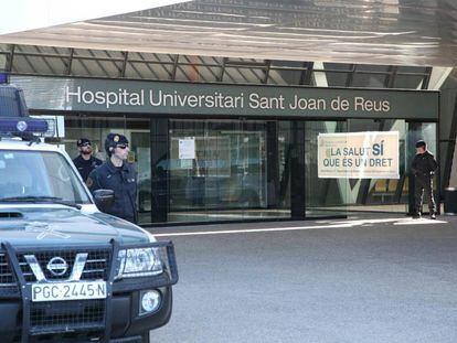 Agents de la Guàrdia Civil escorcollen l'Hospital Sant Joan de Reus (Baix Camp).