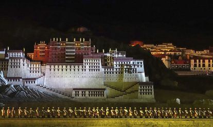 Bailarines actúan a los pies de una réplica del palacio Potala durante la representación de "La Princesa Wencheng" en Lhasa (Tíbet).