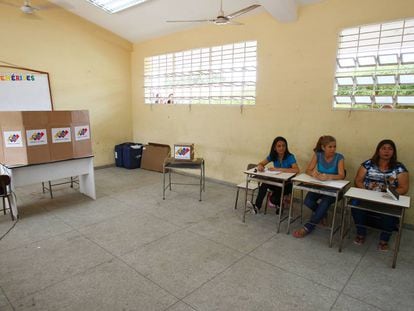 Los trabajadores electorales esperan a los votantes en una mesa de votación durante las elecciones presidenciales del domingo pasado en Venezuela.