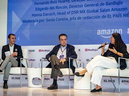 Hanna Daruich, jefe de DSR MX Global Sales de Amazon, Edgardo del Rincón, director general de BanBajío y Sonia Corona, jefa de Redacción de EL PAÍS México.