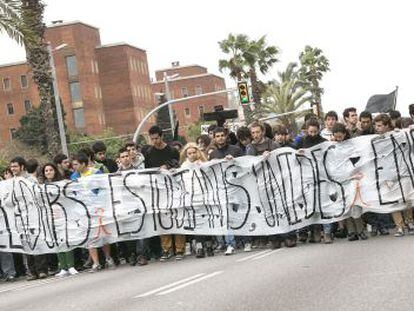 Estudiantes y personal de la UPC marchan por la Diagonal.