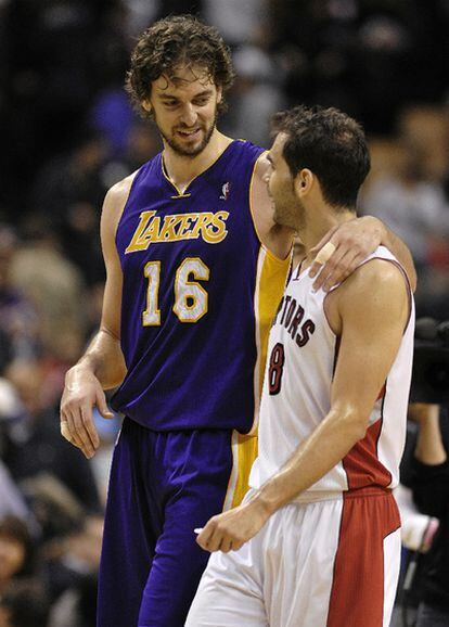 Pau Gasol y Calderón se saludan en el partido entre sus dos equipos en la NBA.