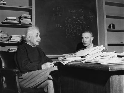 J. Robert Oppenheimer (a la derecha), junto a Albert Einstein en 1950.