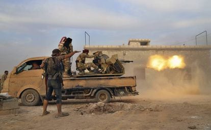Rebeledes sirios apoyados por el Ejército turco luchan contra las milicias kurdas en Manbij, en el norte del país.
