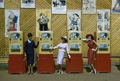 Modelos de Christian Dior, entre ellas la argentina Kouka Denis, en una muestra en Mosc&uacute;, a&ntilde;o1959.