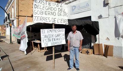 Javier Garc&iacute;a, en la calle donde lleva a cabo su huelga de hambre.