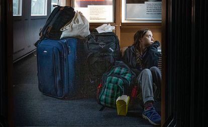 Greta Thunberg en el suelo de un tren alemán.