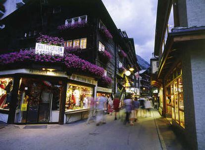 Calle Bahnhofstrasse, una de las más céntricas de Zermatt, en el Valais suizo