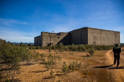 Los edificios abandonados de la central nuclear de Valdecaballeros, paralizada en 1994 por la moratoria nuclear. 