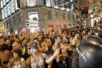 Policías y manifestantes, frente a frente en Preciados, en la entrada de la Puerta del Sol.