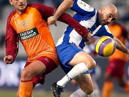 Viqueira sujeta a De la Peña.