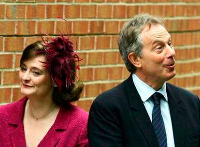 El primer ministro británico, Tony Blair, junto a su esposa Cherie.
