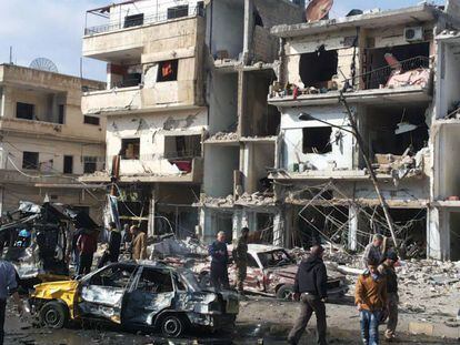 Ciudadanos sirios en el lugar de la explosión en Homs.