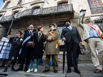 Actores caracterizados como Franco y su esposa; a su derecha como los alcaldes Alfonso Molina y Sergio Peñamaría de Llano, y a su izquierda, con abrigo oscuro, como Pedro Barrié en un acto reivindicativo ante la casa Cornide.