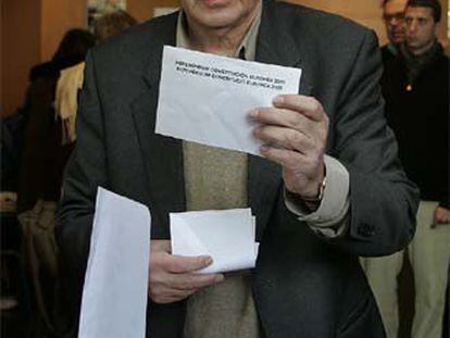 Maragall, en el momento de depositar su voto.