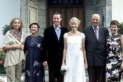 La familia real noruega, reunida días antes de la boda del príncipe heredero, en 2001. De izquierda a derecha: Linda Taanevik, dama de honor del enlace; la reina Sonia; el príncipe Haakon; Mette-Marit; el rey Harald, y la princesa Marta Luisa.