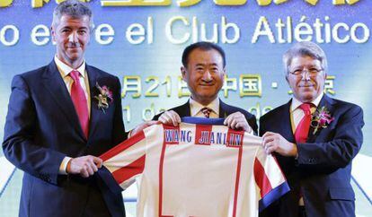 Wang Jianlin, con Enrique Cerezo y Miguel Ángel Gil en Pekín.