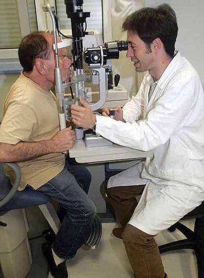 El oftalmólogo Etxebarria y el paciente sanado Santibáñez.
