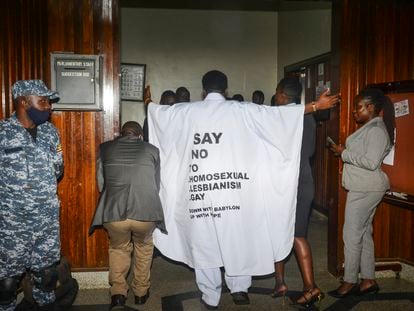 El parlamentario John Musila, vestido con una túnica con mensajes anti-LGTBI, entra en el Parlamento ugandés para votar la nueva ley homófoba, el pasado 21 de marzo.