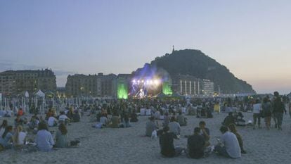 Ambiente en uno de los conciertos del Jazzaldia de la edición de 2014 programado en la playa de la Zurriola de San Sebastián.